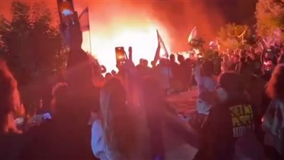 متظاهرون إسرائيليون يغلقون مطار تل أبيب لمنع نتنياهو من السفر إلى واشنطن (فيديو)