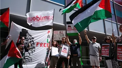 ناشطون يحاصرون مصنعا إسرائيليا للمسيرات بمدينة ليستر البريطانية (فيديو)