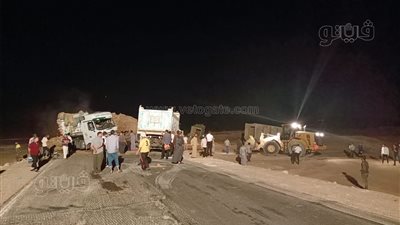 إعادة فتح طريق الخارجة الداخلة بعد رفع حطام تصادم التريلات بالوادي الجديد 