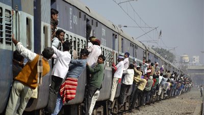 نجاة طفل تشبث أسفل قطار مسافة 100 كيلومتر