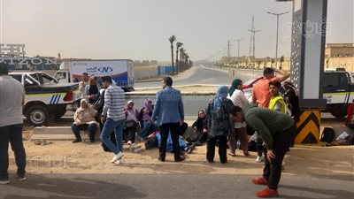 إصابة 21 موظفا بإحدى الشركات بحادث انقلاب أتوبيس بطريق السويس (صور)