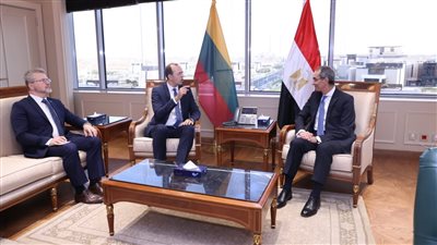 وزير الاتصالات يناقش مع نظيره الليتواني تعزيز التعاون المشترك 