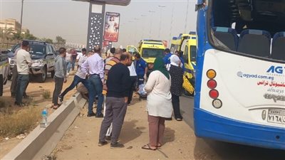 النيابة تعاين موقع إصابة 21 موظفا بحادث انقلاب أتوبيس بطريق السويس