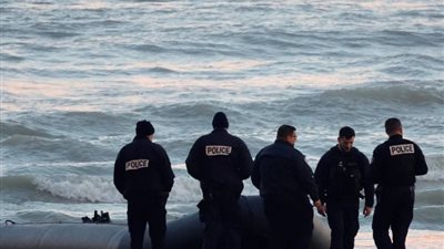 مصرع 5 مهاجرين أثناء محاولتهم عبور القناة من فرنسا إلى بريطانيا