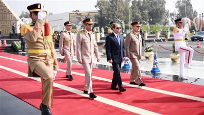 السيسى يضع إكليلا من الزهور على النصب التذكارى للجندى المجهول فى ذكرى تحرير سيناء (فيديو)