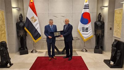 رئيس هيئة قناة السويس يبحث تعزيز التعاون مع الشركات الكورية 