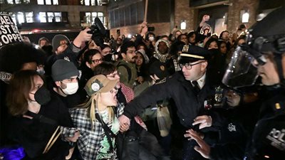 الشرطة الأمريكية تعتقل طلبة معتصمين دعمًا لغزة في جامعة فرجينيا كومونولث (فيديو)