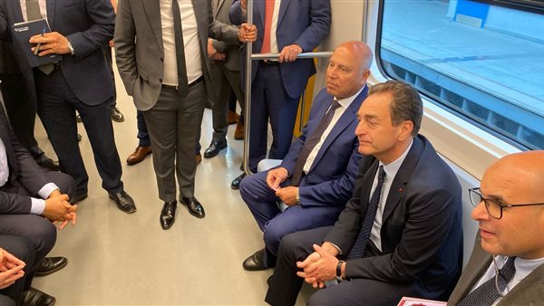 وزير النقل والسفير الفرنسي يتفقدان القطار الكهربائي والخط الثالث للمترو (صور)