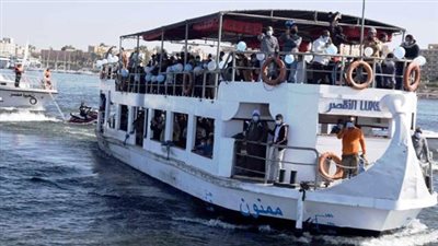 على متنها سائحون أجانب، تعطل معدية الأهالي بوسط مياه نهر النيل في الأقصر