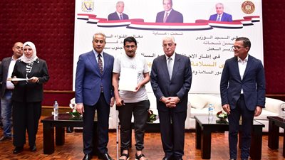 وزير العمل ومحافظ جنوب سيناء يُسلّمان عقود عمل لذوى همم، صور