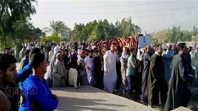 أول ضحايا الموسم، أهالي الشرقية يودعون جثمان فلاح ضحية ماكينة الغلال بالشرقية