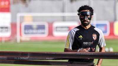 حسين الشحات يظهر بقناع الوجه في تدريبات الأهلي