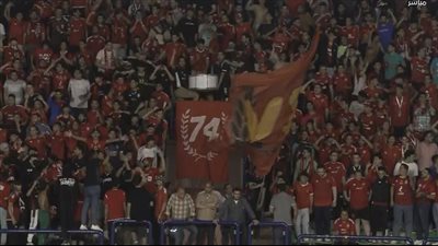 الكرة الطائرة، جماهير الأحمر ترفع لافتة 74 في مباراة الأهلي ومولودية بوسالم 