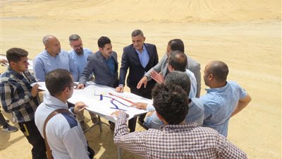 مسؤولو الإسكان يتفقدون محطة مياه بدر 