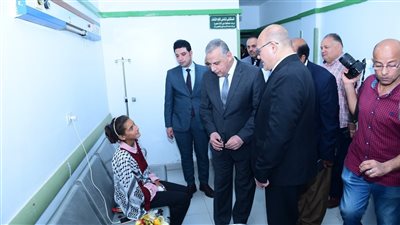 محافظ سوهاج يتفقد مصابي غزة للاطمئنان على حالتهم الصحية