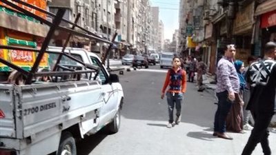 محافظة الجيزة تزيل سوقا عشوائيا للباعة الجائلين والمفترشين مقام بنهر الطريق 