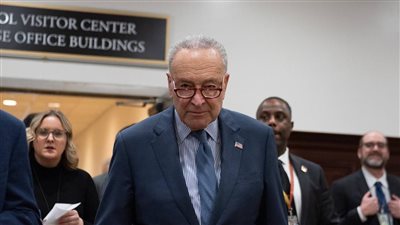 وقفة احتجاجية أمام منزل زعيم الأغلبية الديمقراطية بالشيوخ الأمريكي تنديدا بتسليح إسرائيل