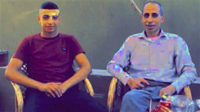 ظهور محمد الدرة بجوار والده في خطبته تثير الجدل، والنشطاء يكشفون حقيقة استشهاده 