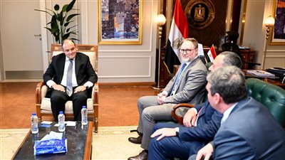 وزير الصناعة يبحث خطط إنشاء مشروع إنتاج سيانيد الصوديوم