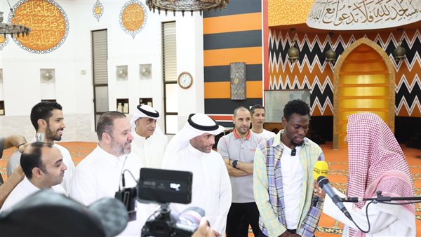 الكونغولي أرسين زولا لاعب الكويت الكويتي يعتنق الإسلام ويبدل اسمه لـ مالك (فيديو وصور)