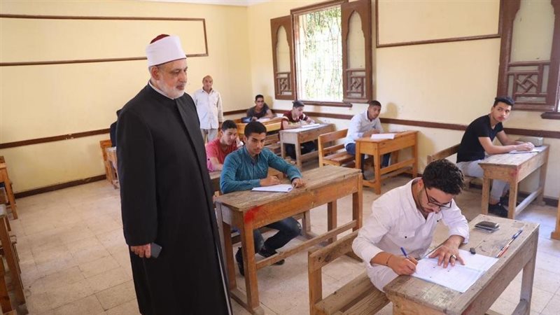 طلاب الجيزة يؤدون
