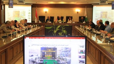 محافظ الجيزة يناقش طلبات تأجير الأكشاك الحضارية والمحال التجارية
