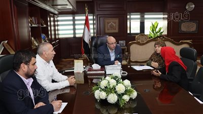 محافظ بني سويف يوجه بصرف إعانة مالية لسيدة من الفئات الأولى بالرعاية