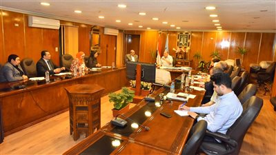 محافظ أسيوط يوجه بالاستعانة بمركز معلومات شبكات المرافق لإنهاء ملفات التصالح