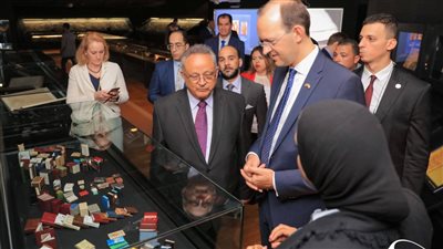 وزير النقل والاتصالات الليتواني في زيارة لمكتبة الإسكندرية