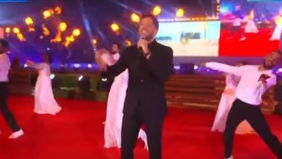 بأغنية أم الدنيا، محمد حماقي يشعل الأجواء في افتتاح بطولة الفروسية العسكرية 