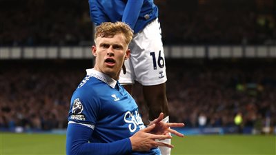 إيفرتون يتقدم على ليفربول بهدف برانثوايت في الشوط الأول بالدوري الإنجليزي (فيديو وصور)