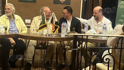 بعد جولته على الكورنيش، الملك أحمد فؤاد يزور مقهى فاروق بالإسكندرية (صور)