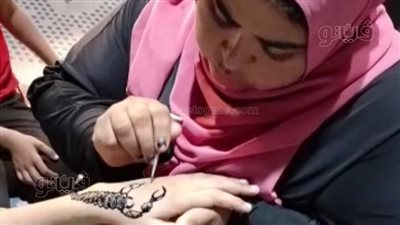 التبرك لا يمنع الزينة، إقبال الزائرات على رسم 