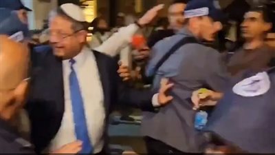 حاصروه وحاولوا الفتك به، الشرطة الإسرائيلية تنقذ بن غفير من اعتداء أسر الرهائن (فيديو)