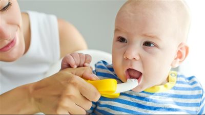 طبيب ينصح بضرورة غسل أسنان الأطفال لهذه الأسباب