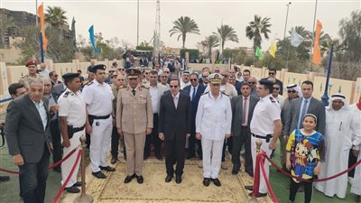 محافظ شمال سيناء ومدير الأمن يضعان إكليل الزهور على النصب التذكاري للجندي المجهول
