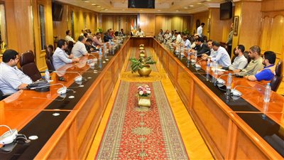 محافظ أسيوط يعقد اجتماعًا لمتابعة المراحل النهائية لمشروعات حياة كريمة 