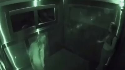  قطعوا عنها الكهرباء وأرعبوها بالشبح، مقلب مروع لفتاة في الأسانسير (فيديو)