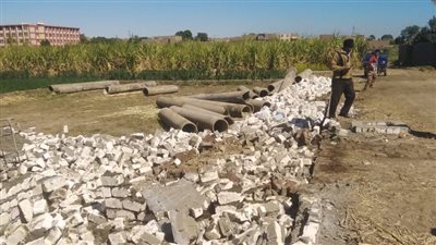 إزالة 7 حالات بناء مخالف على أرض زراعية بمدينة أرمنت في الأقصر