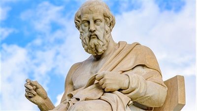 باحث إيطالي يزعم العثور على قبر أفلاطون، فما القصة