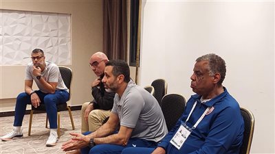هشام نصر يجتمع مع لاعبي يد الزمالك قبل مواجهة سكيكدة الجزائري ببطولة أفريقيا