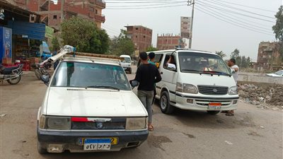 بسبب ارتفاع درجات الحرارة، شباب يوزعون المياه الباردة على المارة بالمنوفية