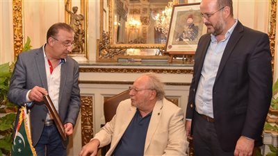 محافظ الإسكندرية يستقبل الملك أحمد فؤاد الثاني باستاد الإسكندرية الرياضي 