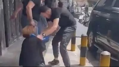 علقة موت، تعرض محامية للضرب المبرح من زوج موكلتها وآخرين أمام محكمة بيروت (فيديو)