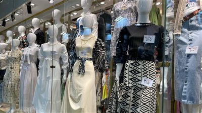 الشعبي يبدأ من 350 والخليجي يتجاوز الـ 1000 جنيه، أسعار الملابس الحريمي في الأسواق (صور)