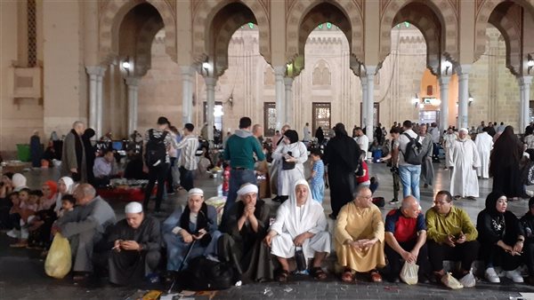 حلقات ذكر وإطعام، المئات من أتباع الطرق الصوفية يحتفلون برجبية السيد البدوي بطنطا (فيديو)