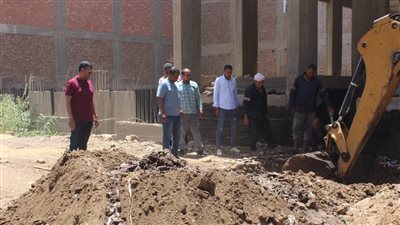 إزالة خط مياه غير مرخص يستخدم في ري الزراعات بقنا