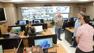 محافظ أسيوط يتفقد سير العمل بمركز سيطرة الشبكة الوطنية للطوارئ (صور) 