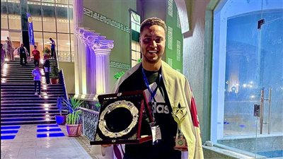 تكريم الطالب كريم عبد الرازق في ختام فعاليات مهرجان الأنشطة الطلابية الأول بجامعة السويس