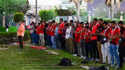 جماهير الأهلي تؤدي صلاة العشاء في المدرجات (صور) 